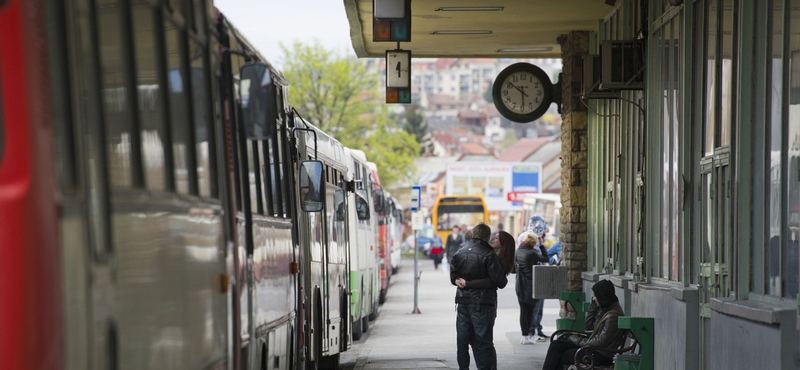 Távolsági buszon randalírozott a félmeztelen férfi és élettársa - itt a vádemelés