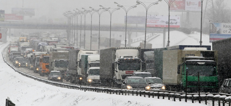 Hetven kilométeres gigadugót okozott a hirtelen tél Oroszországban