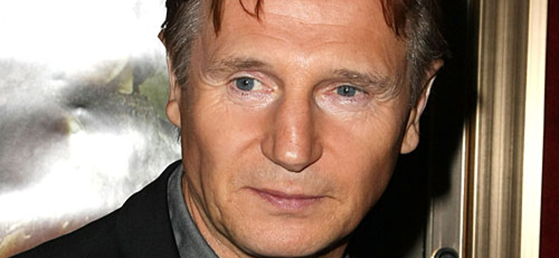 Baj van: Liam Neeson is eladta lakását