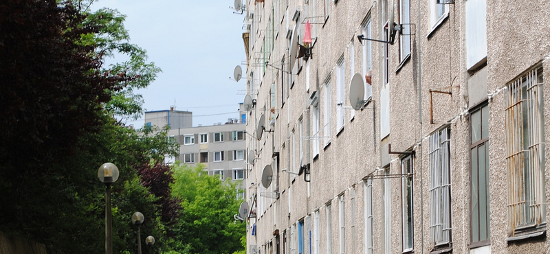 Levetette magát egy fiatalember egy panelház tetejéről