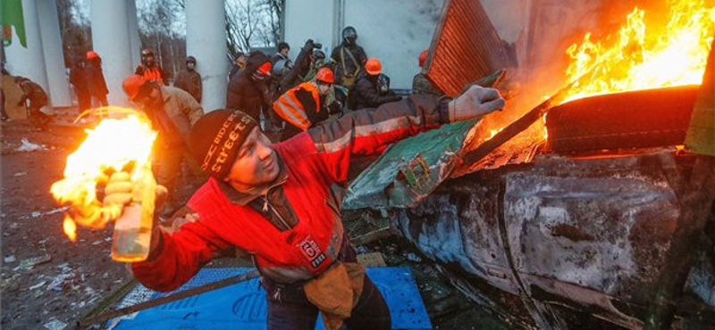 Katapultot építettek a kijevi tüntetők