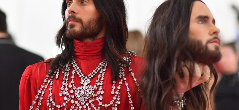 Szürreális pöffeszkedés: Jared Leto két fejjel, Katy Perry csillárként jelent meg az idei Met-gálán