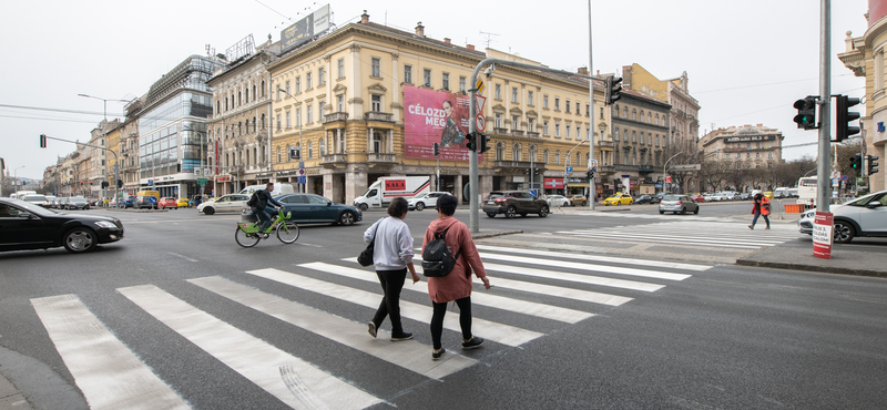 Szokatlanul működő lámpa zavarja meg a közlekedőket a Blaha Lujza téren