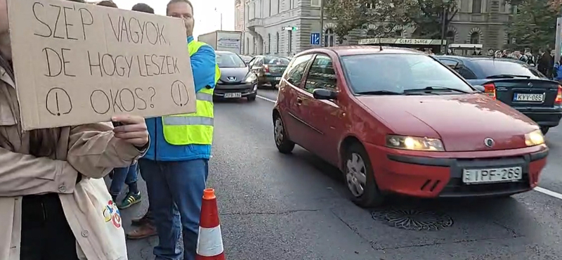 Forgalomlassító tüntetést tartottak egy győri gimnázium tanárai és diákjai