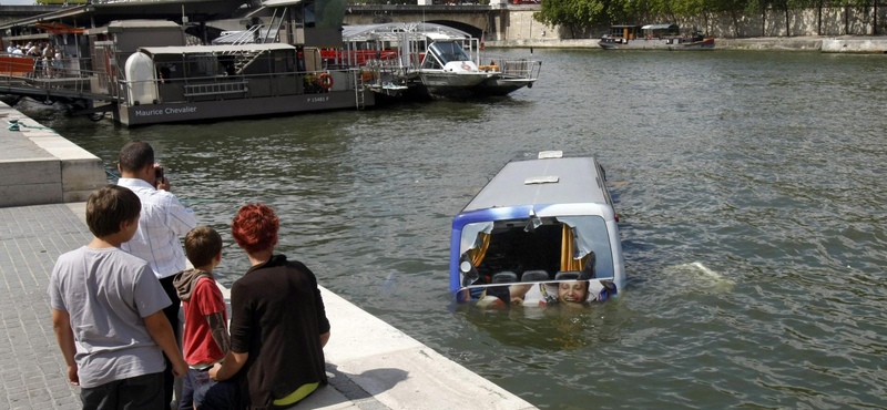 A Szajnában kötött ki az elszabadult turistabusz - fotók