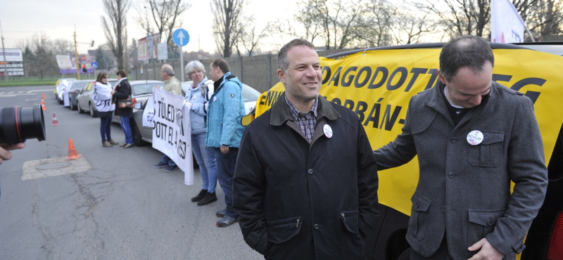 Juhász szerint Orbánnak akarnak olcsó földet venni, a helyszínen tüntetnek – fotók, videó