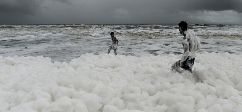 Bűzös hab borította be India leghíresebb tengerpartját, súlyos környezetszennyezés lehet az oka