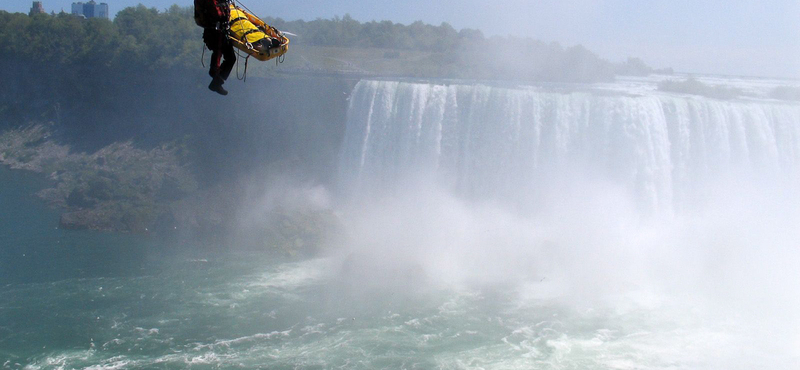 Fotó: a Niagarába vetette magát egy férfi, de túlélte 