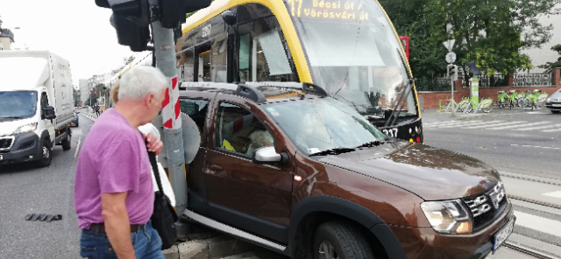 Oldalba kapta a Daciát a villamos - ezért lett gáz a fonódó vonalán