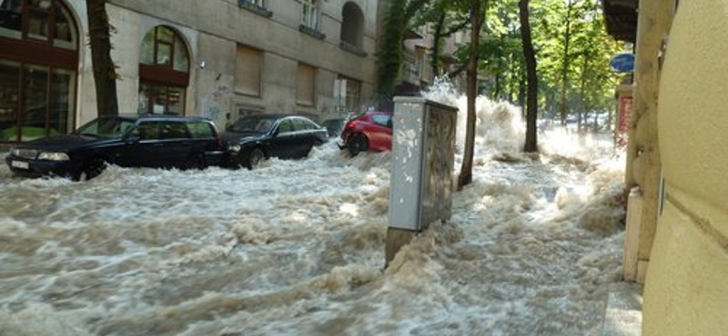 Csőtörés: a 4-es metró állomásán áll a víz