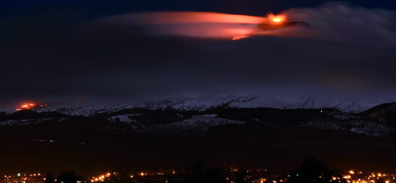 Fotó: Izzó lávát lövellt ki magából az Etna