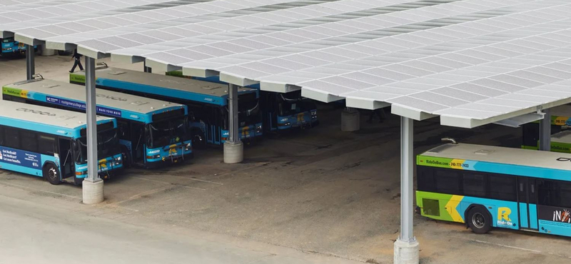 Erőműként működik a buszállomás napelemparkja, a megtermelt árammal mennek az elektromos buszok