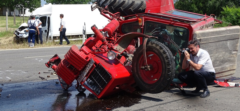 Rommá tört egy traktor Mélykútnál – fotók