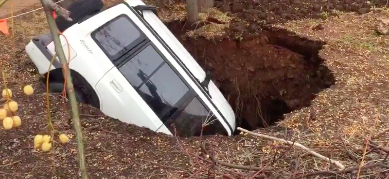 Romantikázni indult a pár, aztán egy gödör elnyelte a Suzukit