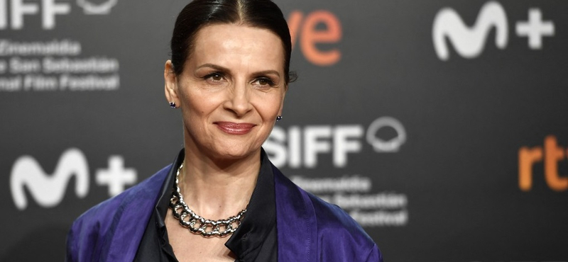 Juliette Binoche a kamera előtt vágja le a haját az iráni nők iránti szolidaritásból