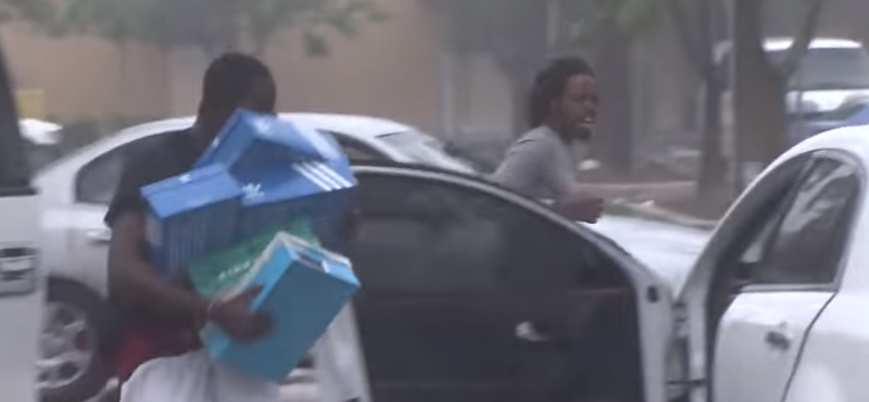 Őrültek módjára fosztottak ki a hurrikán idején egy floridai cipőboltot – videó