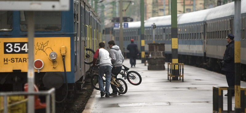 Hétszeres áremeléssel űzhetik el Lázárék a kerékpárral ingázókat a vonatokról