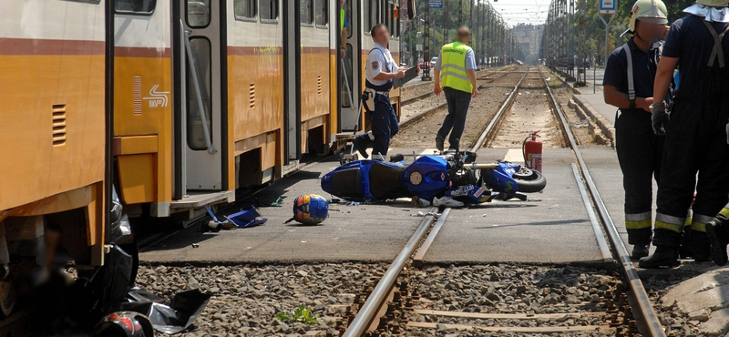 Villamosba rohant egy motoros Budapesten - fotók