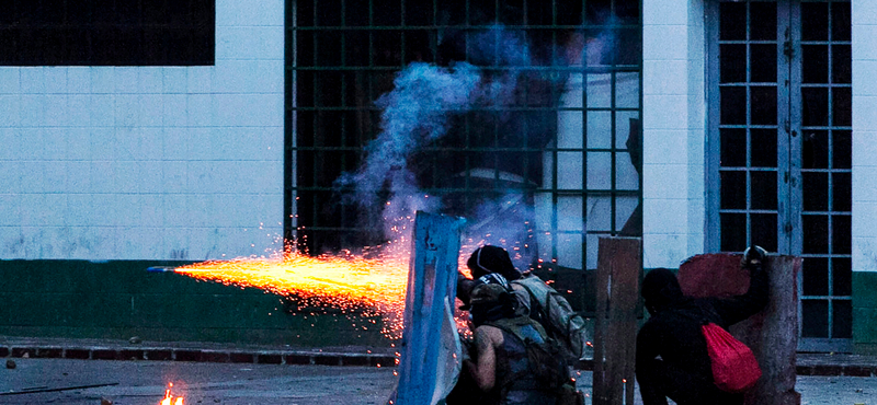 Megvan a venezuelai összecsapások szimbóluma és ikonja: a könnygázfelhőben hegedülő tüntető