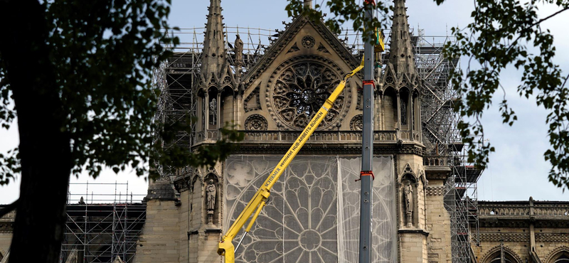 Egyszer használatos védőruhában lehet csak dolgozni a Notre Dame területén 