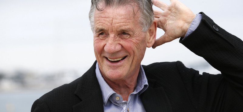 Első fellépésén leesett a színpadról, a Monty Pythonban viszont egy világot nevettetett meg – 80 éves Michael Palin