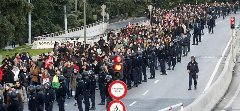 A megszorítások ellen tiltakozik fél Európa