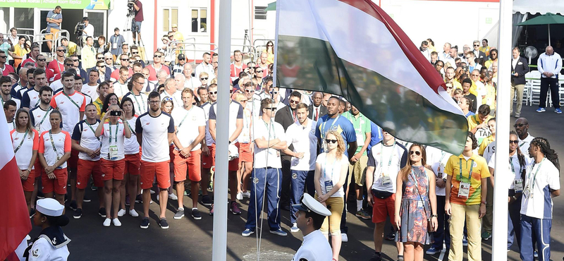 Felvonták a magyar zászlót Rióban, aztán táncoltak