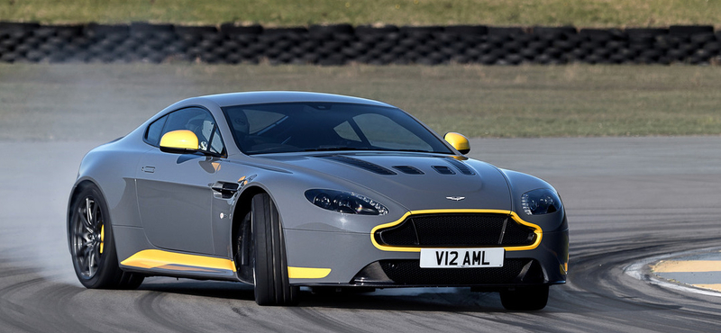 Ma már ilyet máshol nem nagyon adnak, manuális váltóval is van Aston Martin V12-es Vantage