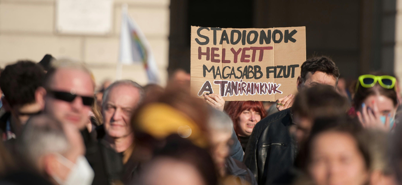 Tényleg Brüsszelen múlik, mikor és mennyi béremelést kaphatnak a tanárok? Elmagyarázzuk