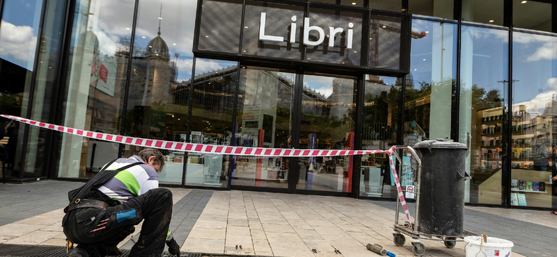 Libri: A könyvek, amiket aktivisták osztogattak, nem „tiltottak”, így lefóliázva sincsenek