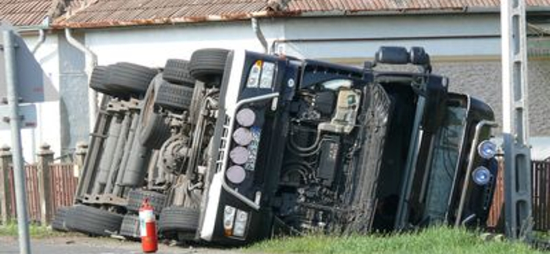 Fotók: 23 ezer liter körömlakk alapanyaggal borult fel egy kamion