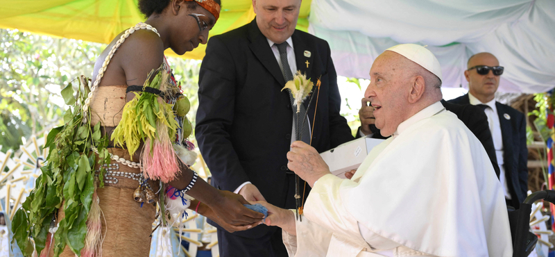 Pápua Új-Guineában, helyi viseletben misézett a pápa