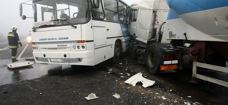 16 sérült: karambolozott egy menetrend szerinti busz