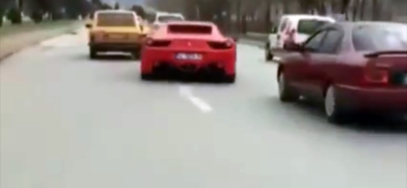 Aki így használja a Ferrariját a közúton, csúnyán pórul járhat – videó