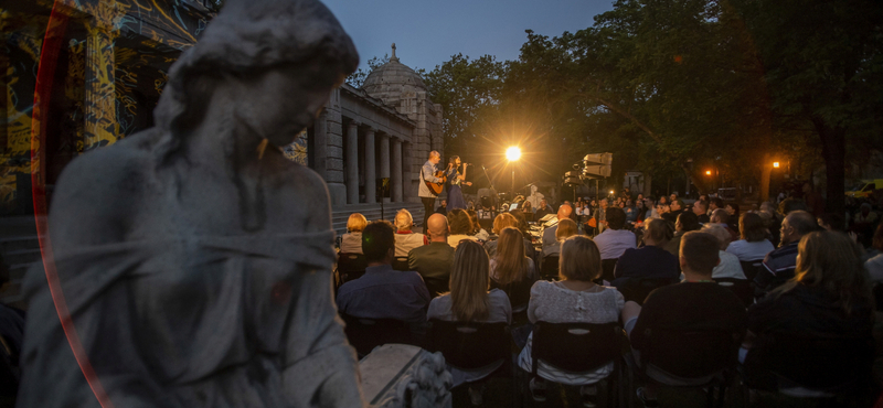 Csík Zenekar koncert és zseblámpás séta lesz a Múzeumok éjszakáján a Fiumei úti sírkertben