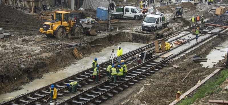 Lassan előbújnak a Széll Kálmán tér új részei – fotók