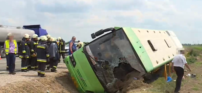 Felborult a busz, több utasát megbírságolták