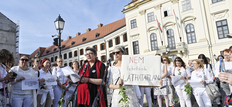 „Amikor a gyerekeink az ’56-os forradalom lángját élesztik fel, akkor könnygázt kapnak” – videón az anyák tüntetése