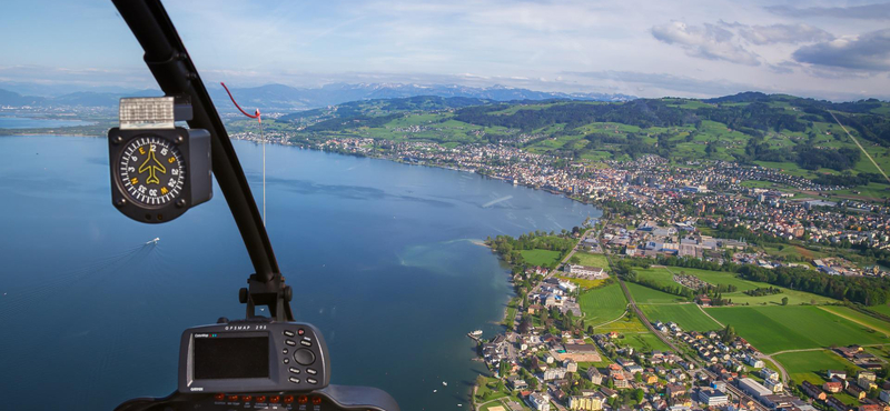 A helikopter még forgó rotorjának sétált egy brit turista Görögországban