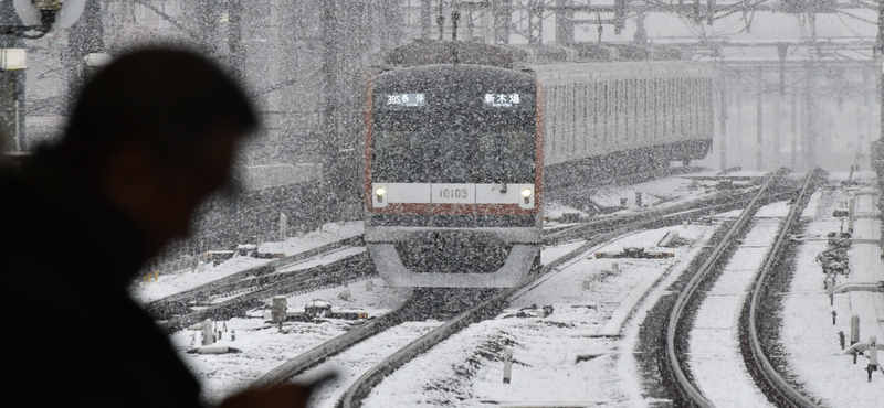 Ingyenreggelit kapnak a metróvállalattól, ha korábban járnak munkába a tokióiak