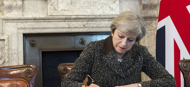 Junckerrel és az EU Brexit-felelősével tárgyalt Theresa May