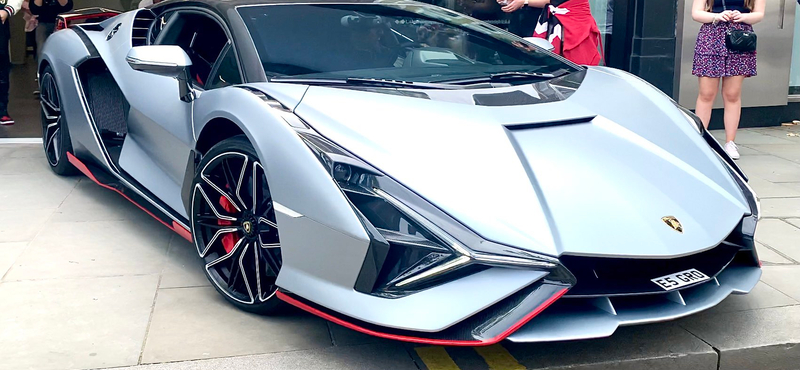 Még Londonban sem mindennapos az egymilliárd forintos Lamborghini Sian