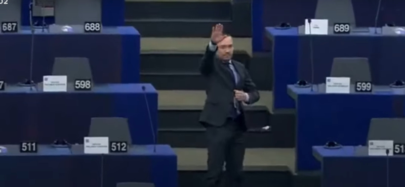 „Éljen soká Orbán!” – mondta a bolgár EP-képviselő, majd náci karlendítést mutatott be – videó