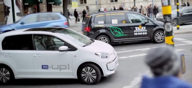 Videó: így hozza a frászt a járókelőkre egy hangtalan elektromos autó