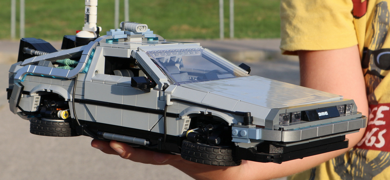 Vissza a jövőbe: körbefotóztuk az eredeti, a filmes, a 24 karátos, a Lego és a jövőbeli DMC DeLoreant