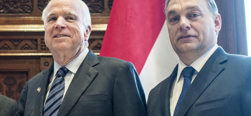 "Tényleg? Tényleg?" - Számon kérték Orbán leújfasisztázását McCain szenátoron