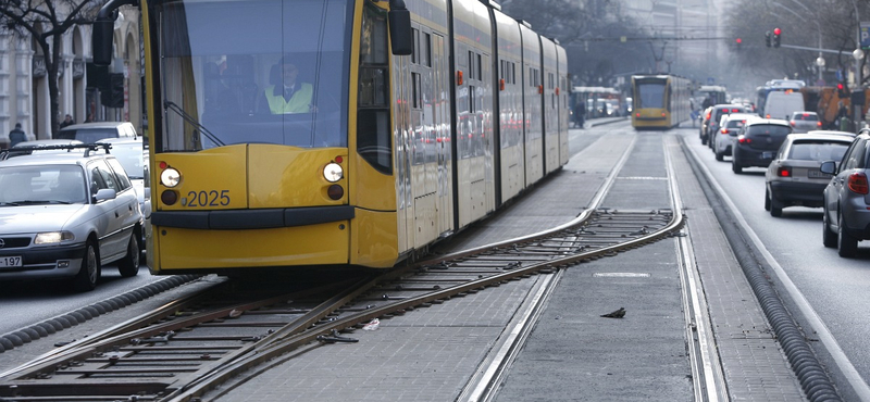 Egész nyáron pótlóbusz jár majd az Oktogon és a Corvin-negyed között