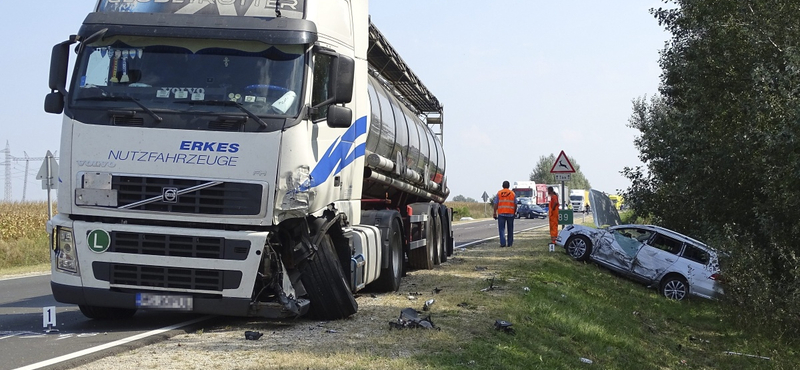 Halálos áldozata is van az Abony közelében történt hármas karambolnak