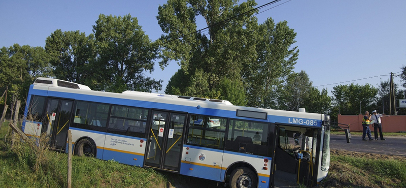 Fotók: egy ember meghalt a súlyos buszbalesetben Debrecenben