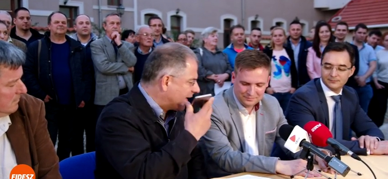 Videó: Orbán Viktort kihangosították, és a legváratlanabb helyzetben hellóval köszönt